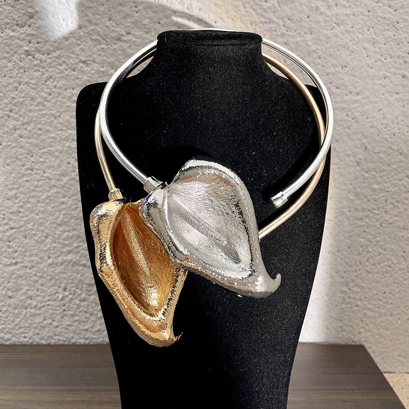 Palace Style Retro Old Niche Design Sense Three-dimensional Flower Collar Female Personality Clavicle Chain Neck Chain Opening