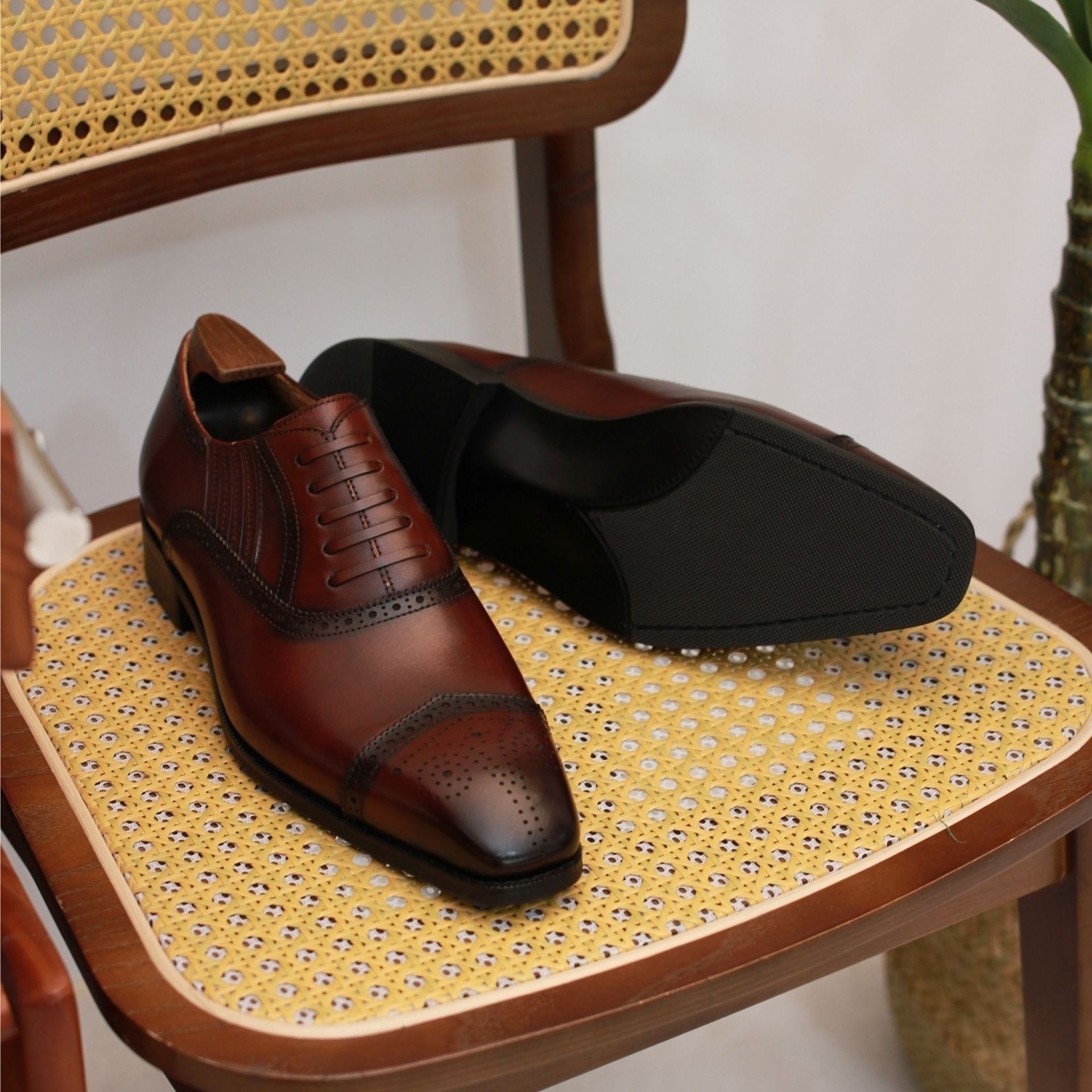 British Casual Business Leather Formal Shoes Men's Pointed Three-joint Oxford Shoes Brogue Carved Wedding Shoes