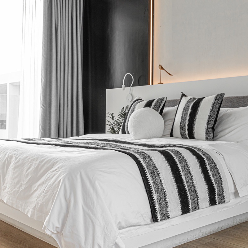 Modern Simple Black And White Striped Bed Flag Bed End Towel Light Luxury Model Room Homestay Bedding Cotton Linen Bedroom Soft Decoration Design