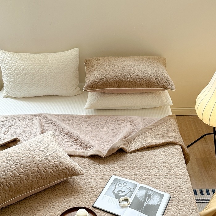 Autumn And Winter Little Vine Leaf Series Milk Velvet Cotton Dual-purpose Bed Cover Three-piece Set Cotton Velvet Leaf Bed Cover