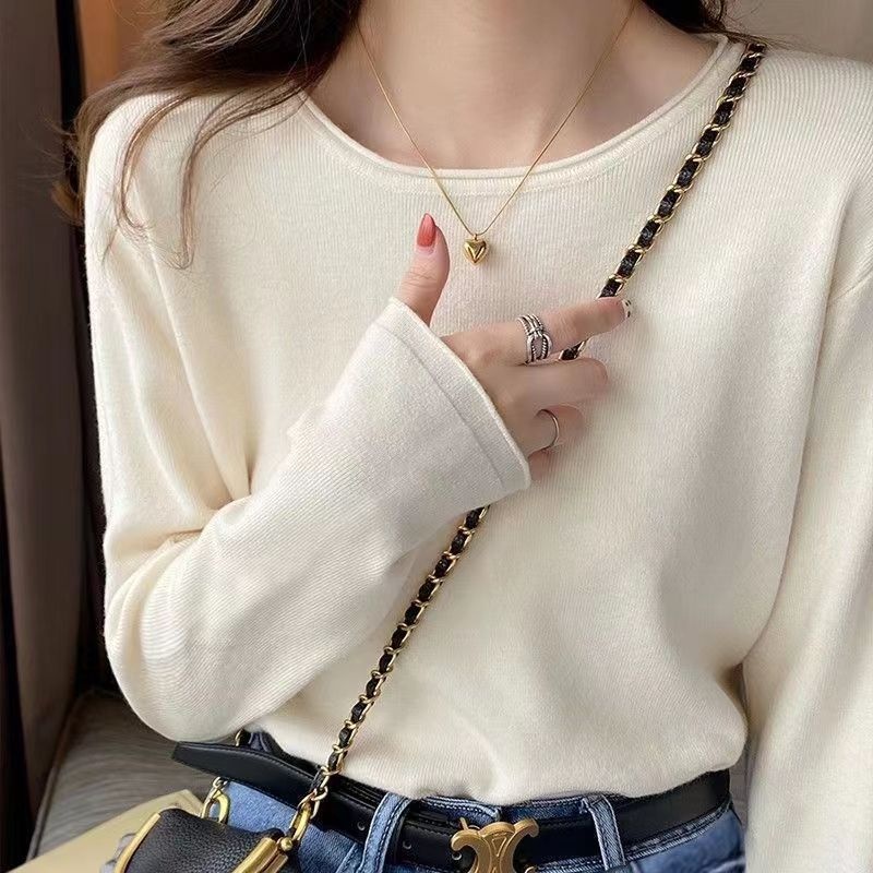 Wear A Loose Sweater Under The Bottoming Shirt And A Long-sleeved Knitted Black Low-neck Top