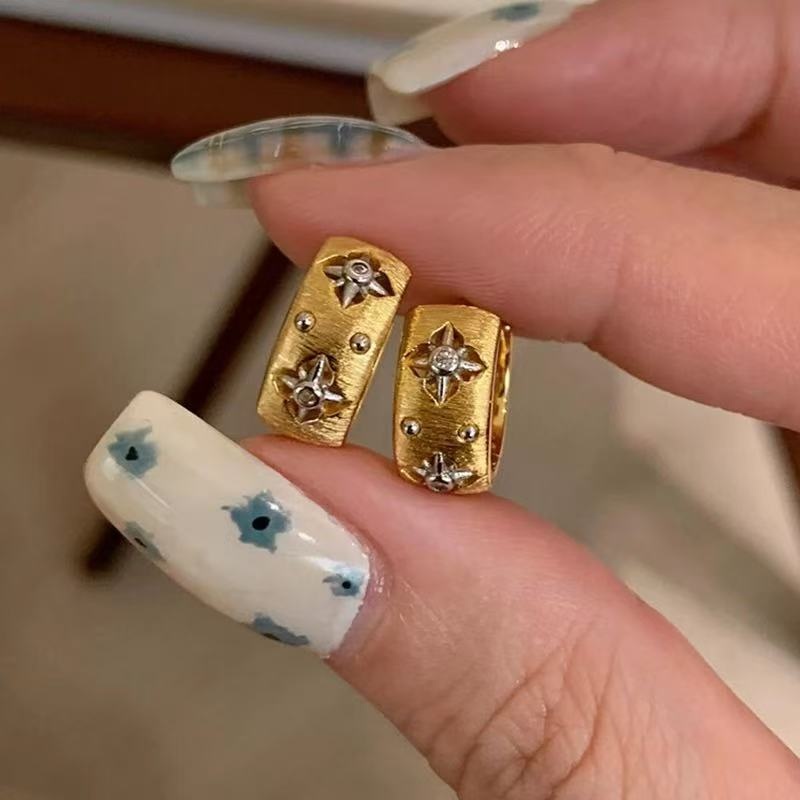 French Vintage Wire-drawing Hollow Eight Mans Star Ear Buckle Women's High-grade Texture Fashion All-match Design Flash Diamond Light Luxury Earrings