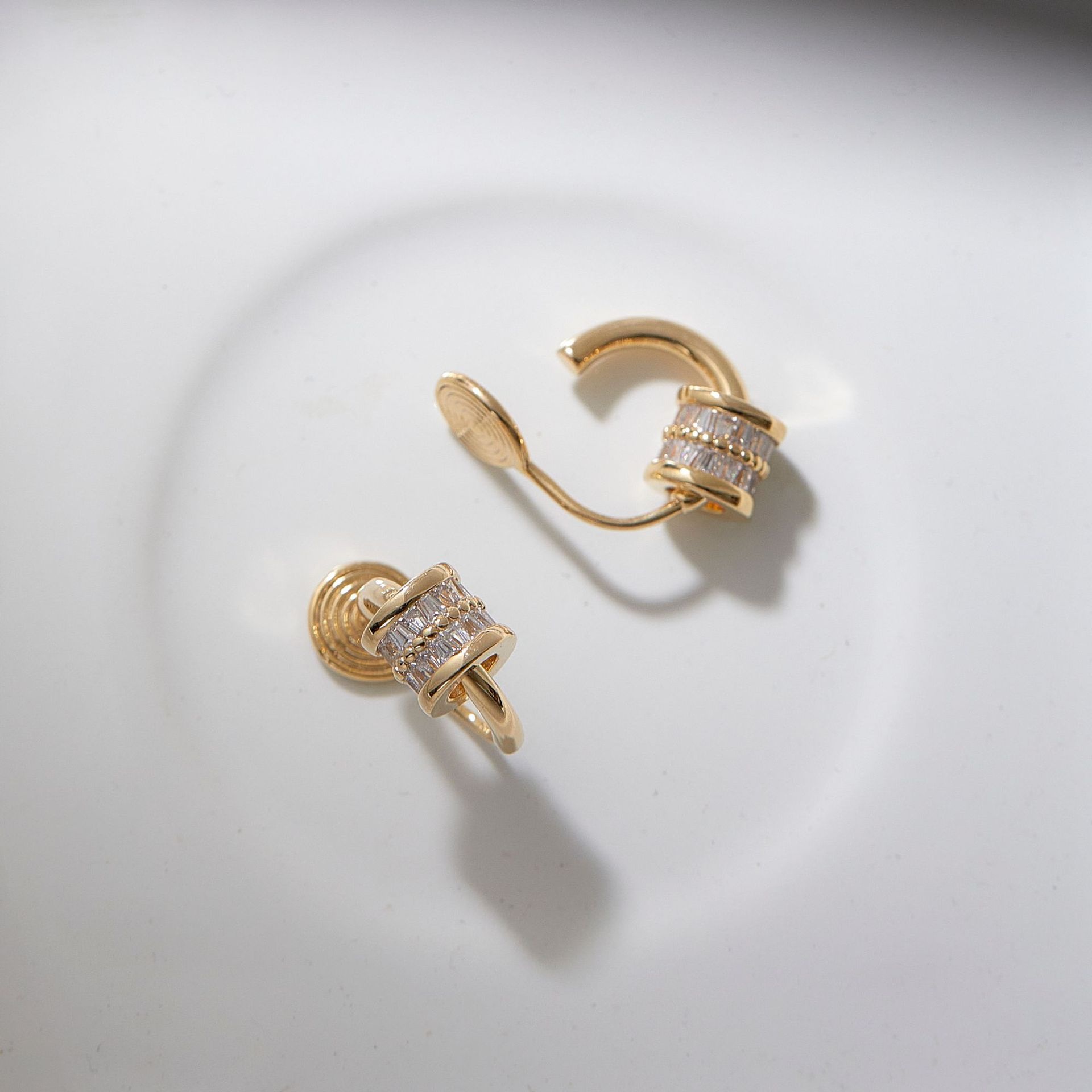 Niche Design High-grade Light Luxury Small Waist Zircon Earrings Earrings Without Ear Holes Mosquito Incense Plate Elegant Fashionable Ear Clip