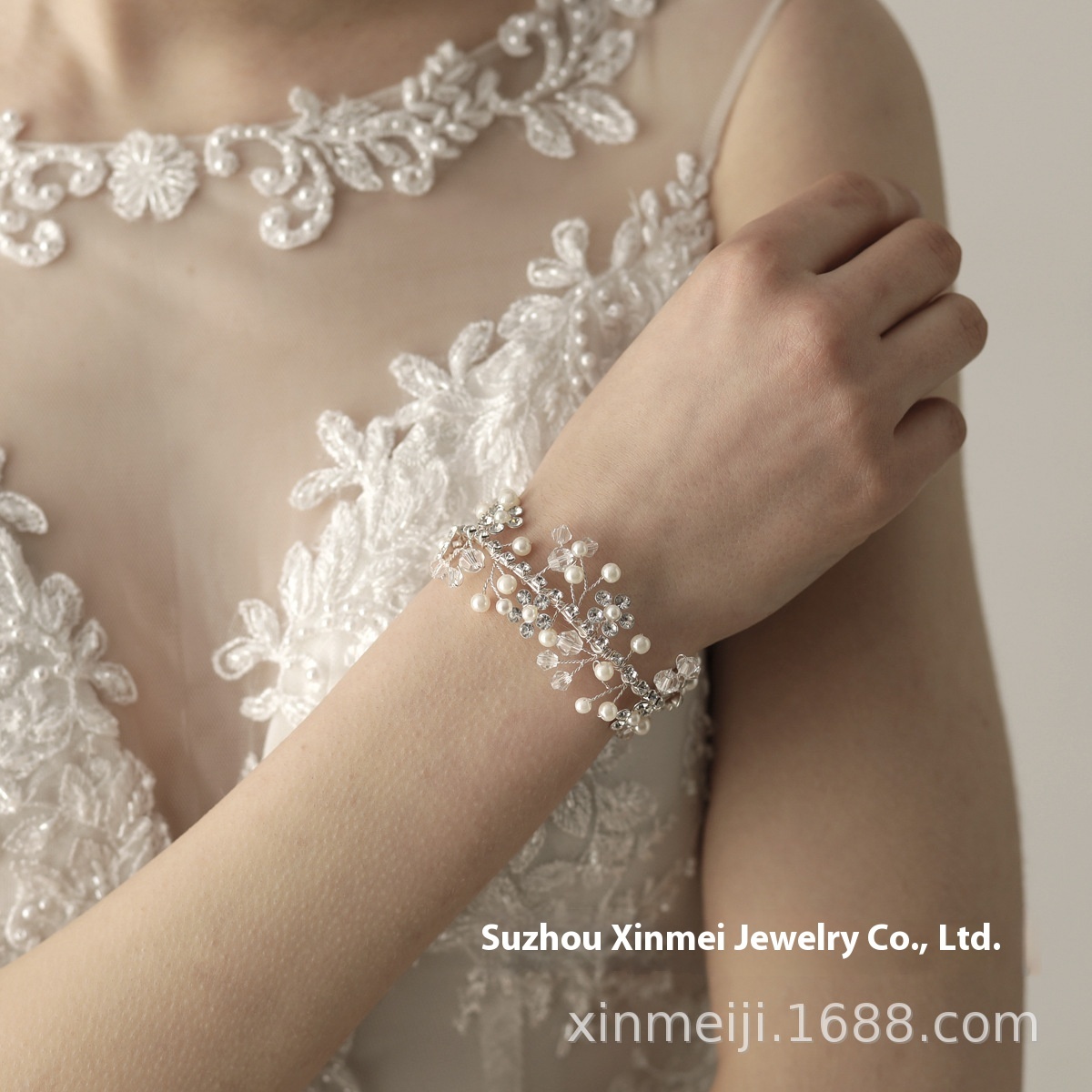 O584 Bridal Wristband Jewelry Fashion Crystal Pearl Flower Wrist Flower Accessories Jewelry