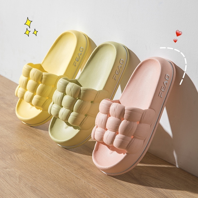 Shit-feeling EVASlippers For Women To Wear As Outdoor Shoes Bathroom Non-slip Hollow Breathable Sandals Thick Soles For Home Use