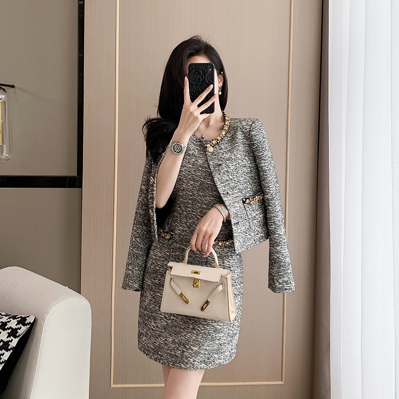 French Chanel-style Tweed Sequined Long-sleeved Short Jacket For Women, Perfect For Autumn And Winter, Paired With A Bodycon Skirt.