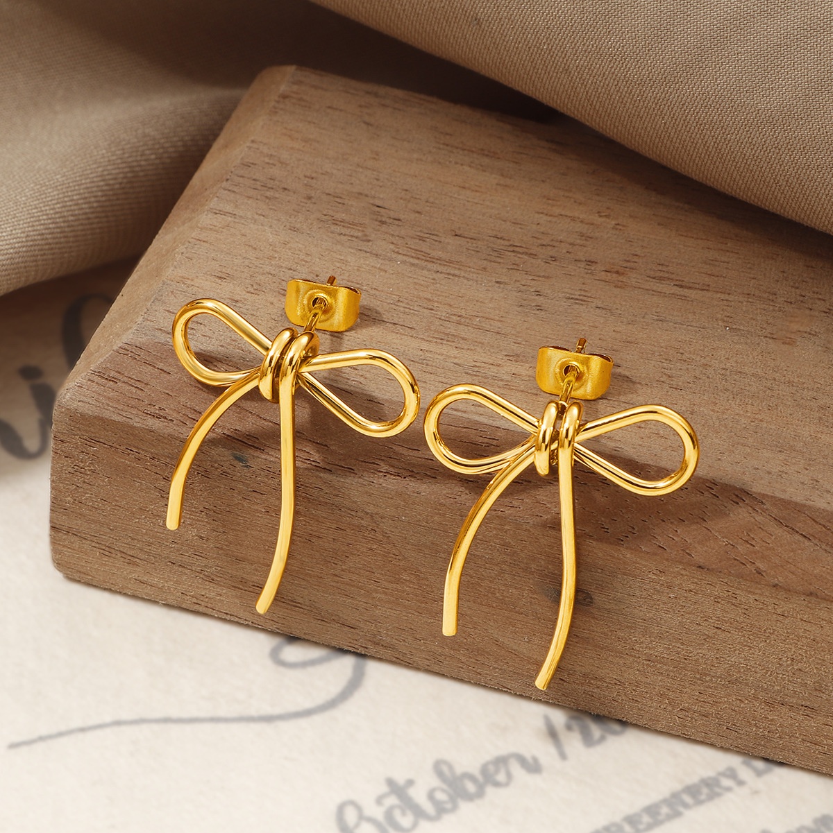 Niche French Elegant Golden Rope Bow Earrings Women's Titanium Steel Light Luxury High-end Unique Line Earrings