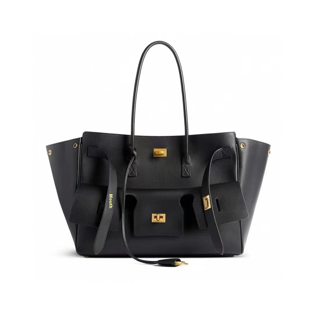 Neutral Hot Girl Leather Motorcycle Bag Large Capacity Commuter Shoulder Bag Punk Lock Tote Wing Bag