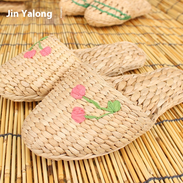 Direct Sale Straw Slippers Handmade Plant Crafts Cattail Slippers Rattan Grass Weaving Handmade Embroidered Shoes