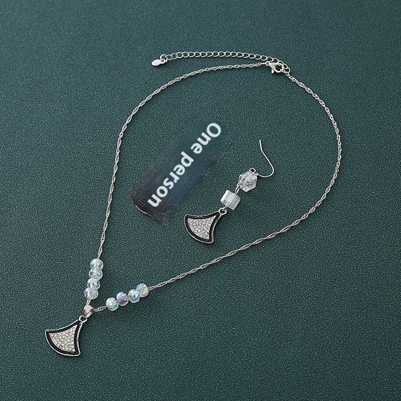 European And American Retro Geometric Light Luxury High-end Temperament Cold Style Necklace Earrings Set Decorations Girls Gift