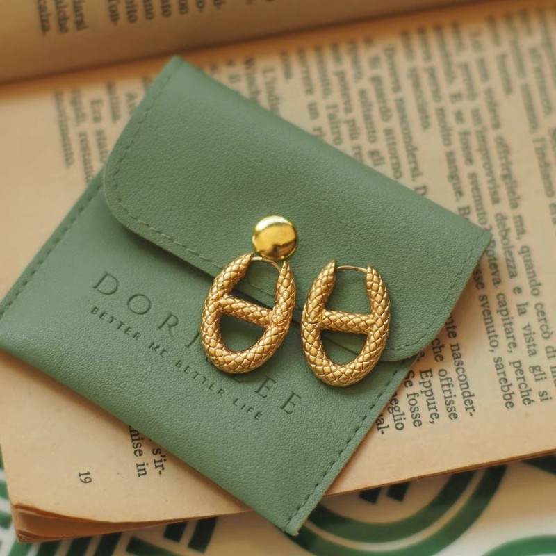 Metal Style Snake Pattern Pig Nose Earrings Light Luxury Niche Design High-end Vintage Earrings Commuter Earrings