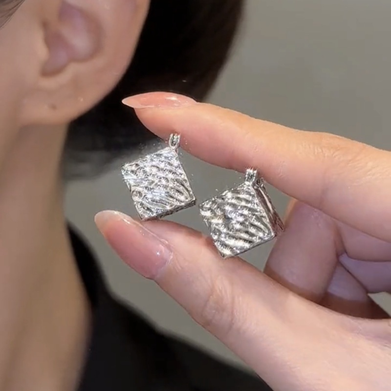 Ripple Texture Square Earrings Fashionable Cold Style Commuting Geometric Cube Three-dimensional Earrings Advanced Commuting Earrings