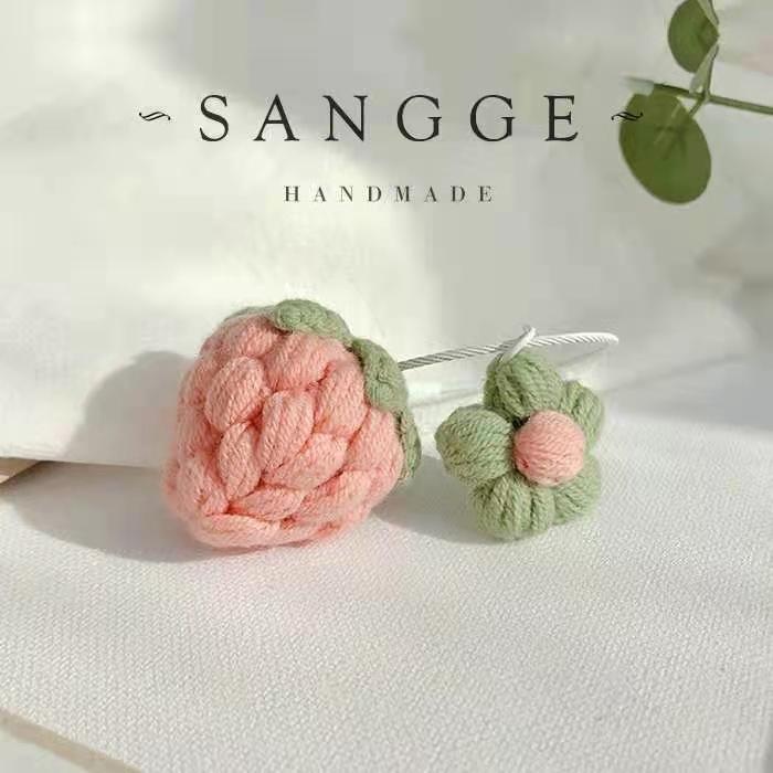 Style Cute Sweet Strawberry Keychain Wool Knitted Fruit Pendant Small Gift Puff Flower Girly Heart Cute