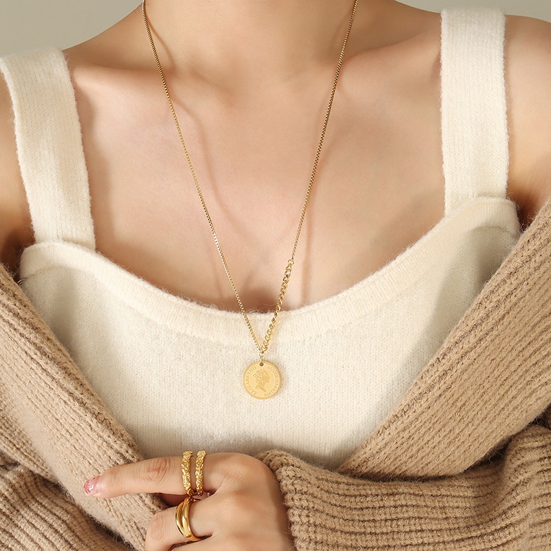 European And American Hot Girls Autumn And Winter Necklace Hip-hop Fashion Personality Portrait Letter Round Pendant Sweater Chain M002-3