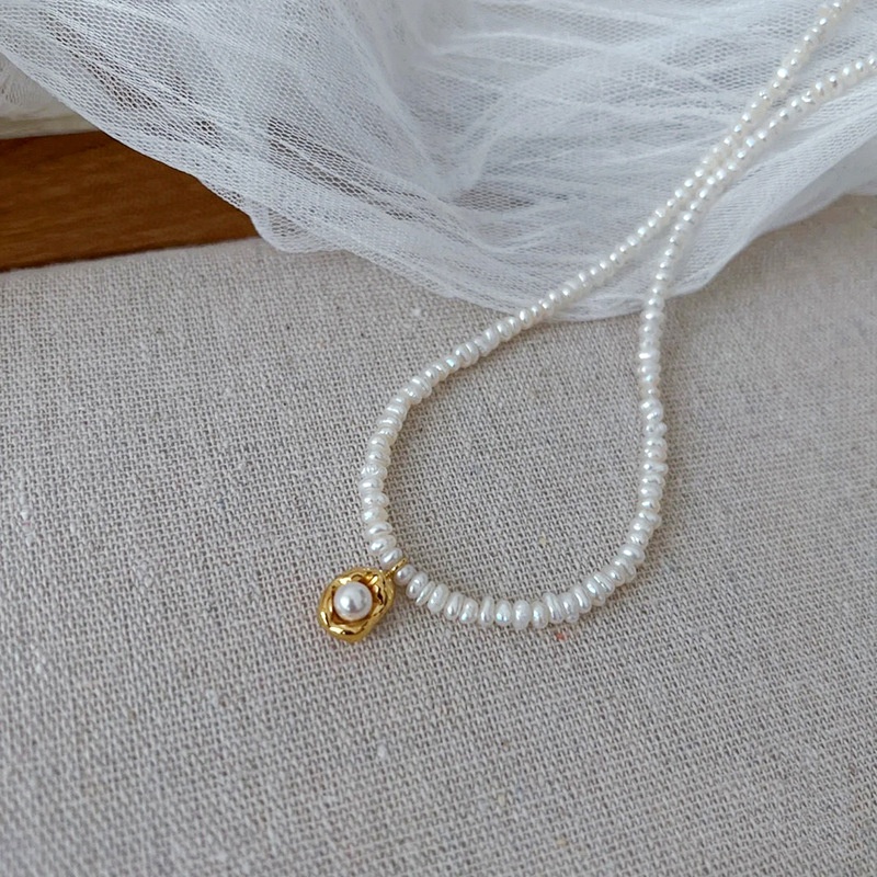 Style Irregular Baroque Freshwater Pearl Necklace Niche Fashion Retro Gold Bean Pendant Small Clavicle Chain