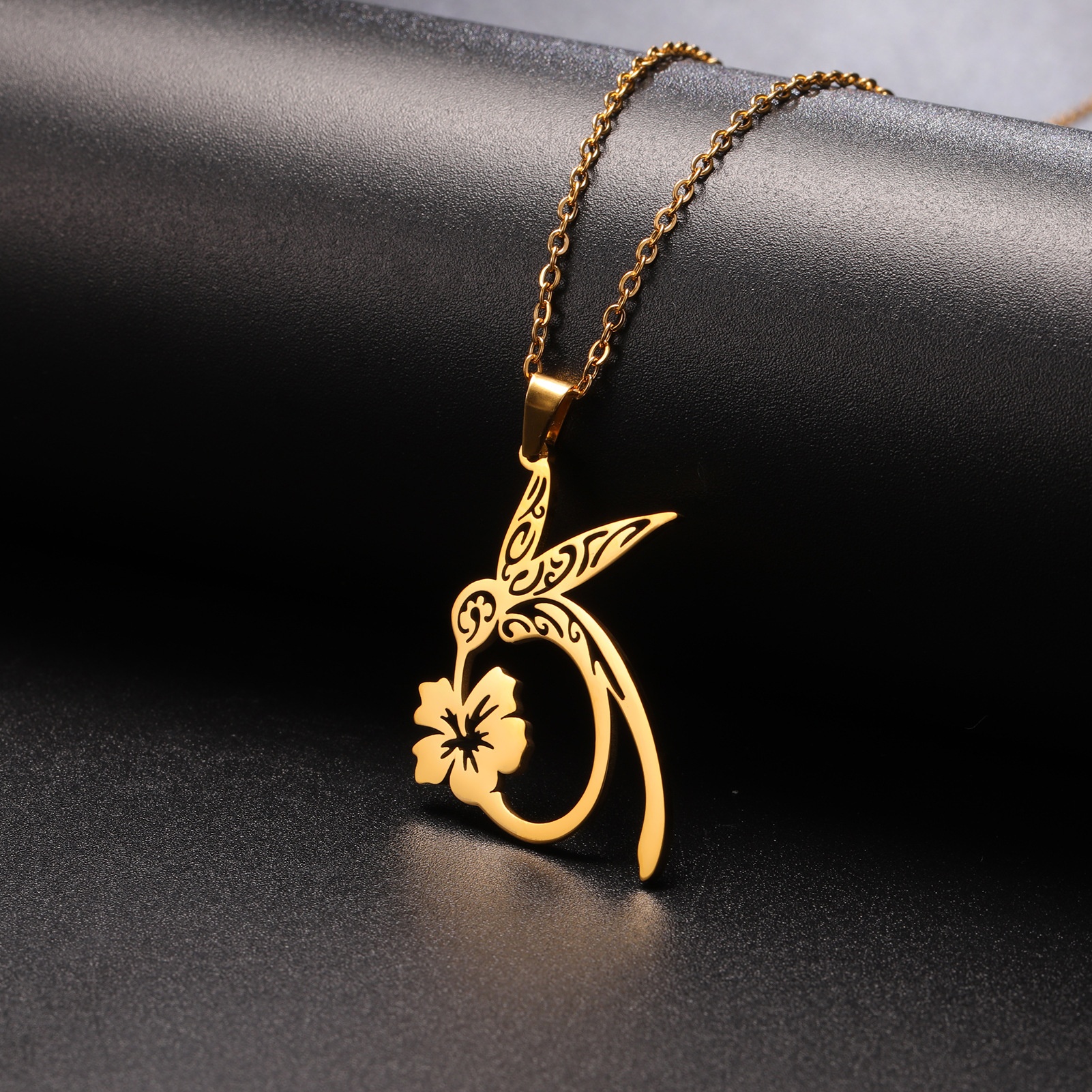 Women's Hummingbird Flower Pendant Necklace Stainless Steel Charm Necklace Christmas Gift Jewelry Gifty All-match Accessories