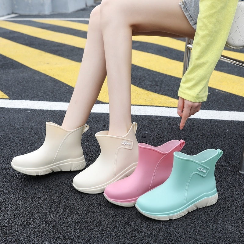 Japanese Style Flat-soled Fashionable Rain Boots For Women,Medium And Short Tube,Thickened And Velvet Warm Shoes,Light-colored Women's Flat-heeled Rain Boots,Rubber Shoes
