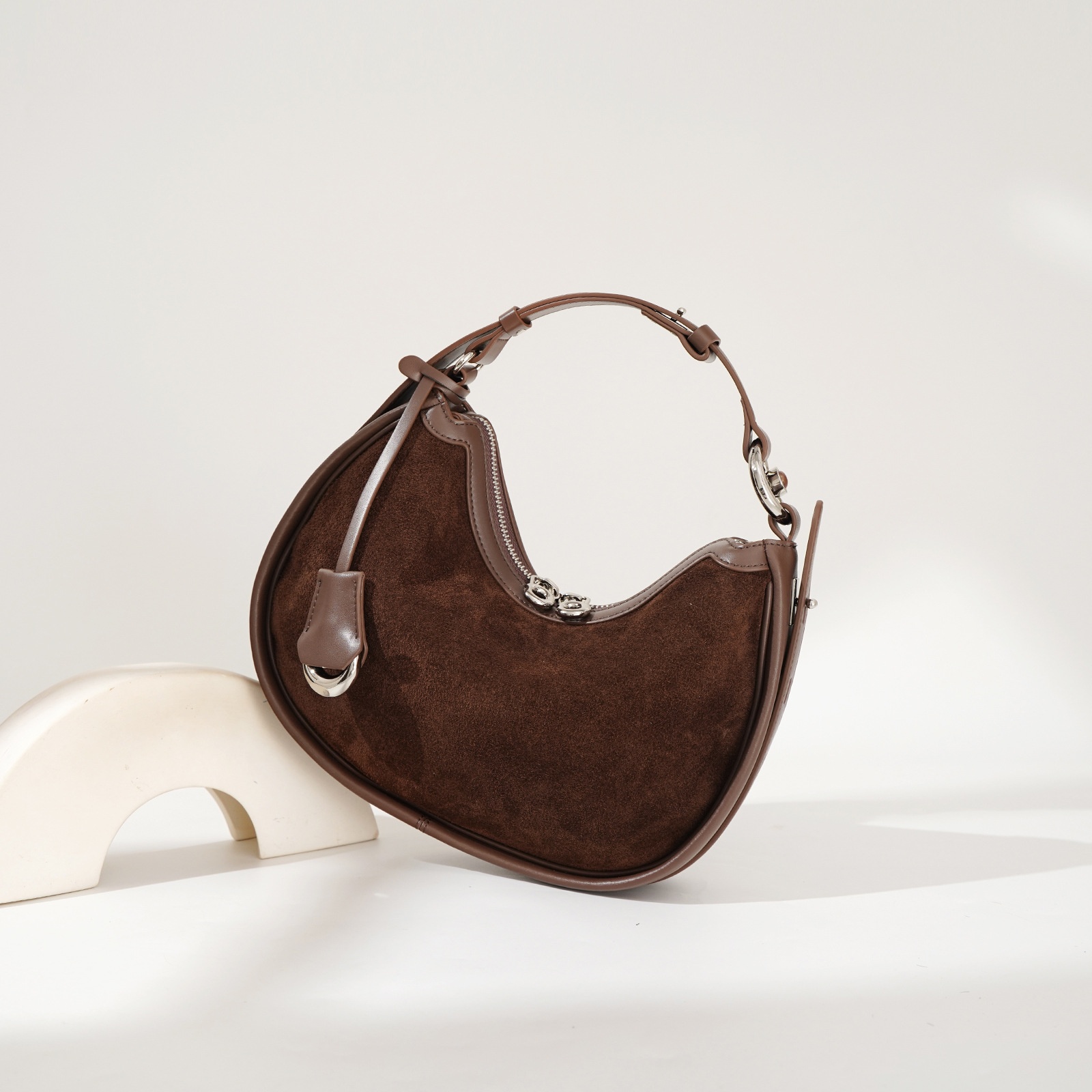 Niche Design Girls' Crescent Bag Women's Genuine Leather Autumn And Winter High-End Single Shoulder Fashion Personalized Underarm Bag