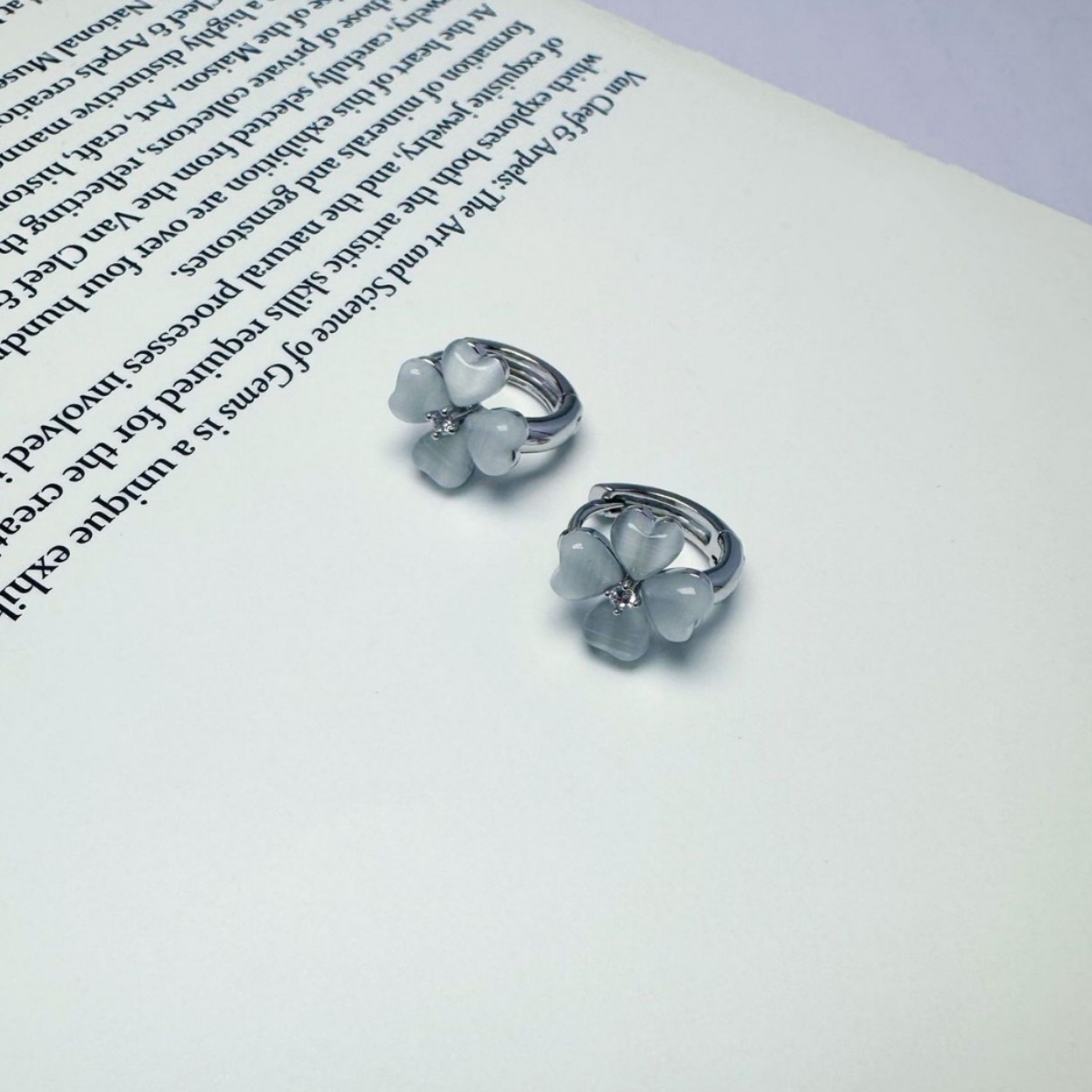 Cat's Eye Stone Four-leaf Clover Ear Buckle Women's Fashion Design Sense High-grade Earrings All-match