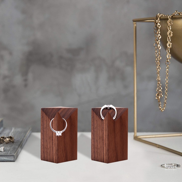 Hot-selling Walnut Ring Holder Walnut Ring Box Creative Desktop Small Crafts Practical Props