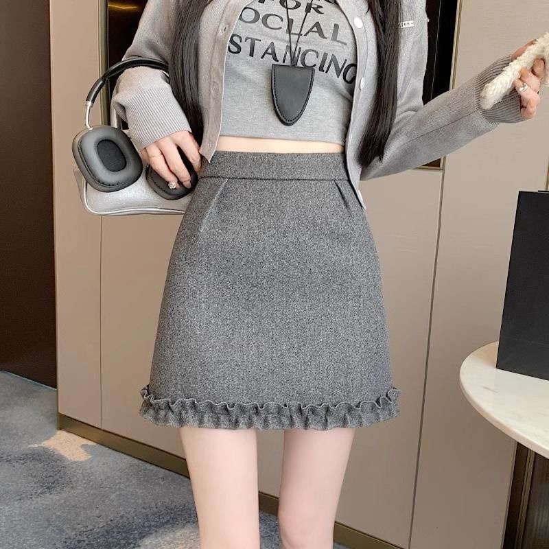 Thick Woolen Short Skirt With Ruffled Trim And Tulip Pattern.