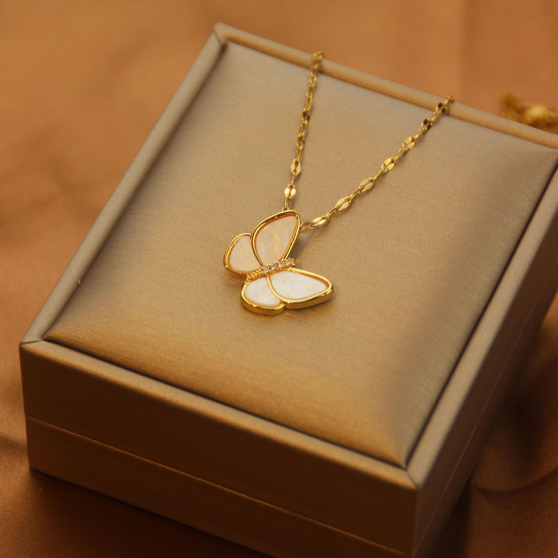 Fritillaria Butterfly Necklace Light Luxury18k Gold Jewelry Diamond Clavicle Chain Women's Simple Versatile Necklace Does Not Fade