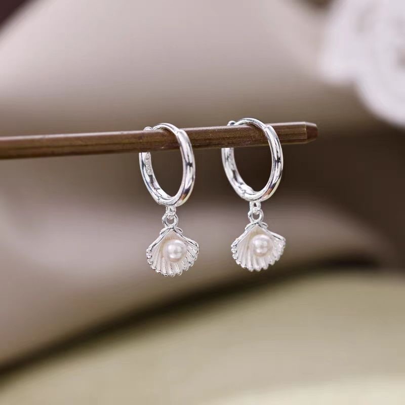 925 Silver Pin Shell Earrings Niche High-end Temperament Simple Short Small Earrings Exquisite Small Circle Earrings