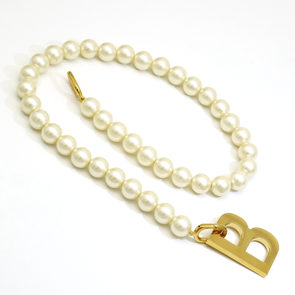 French Autumn And Winter Necklace Niche Light Luxury Fashion Simple Retro Pearl Metal Letters Embellished Sweater Chain