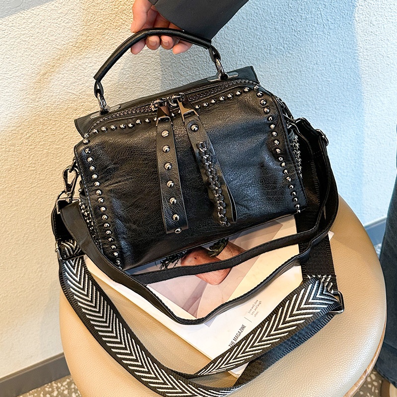 Personalized Rivet Handbag Japanese Style Casual Bag Women's Crossbody Bag Winter Texture Single Shoulder Pillow Bag