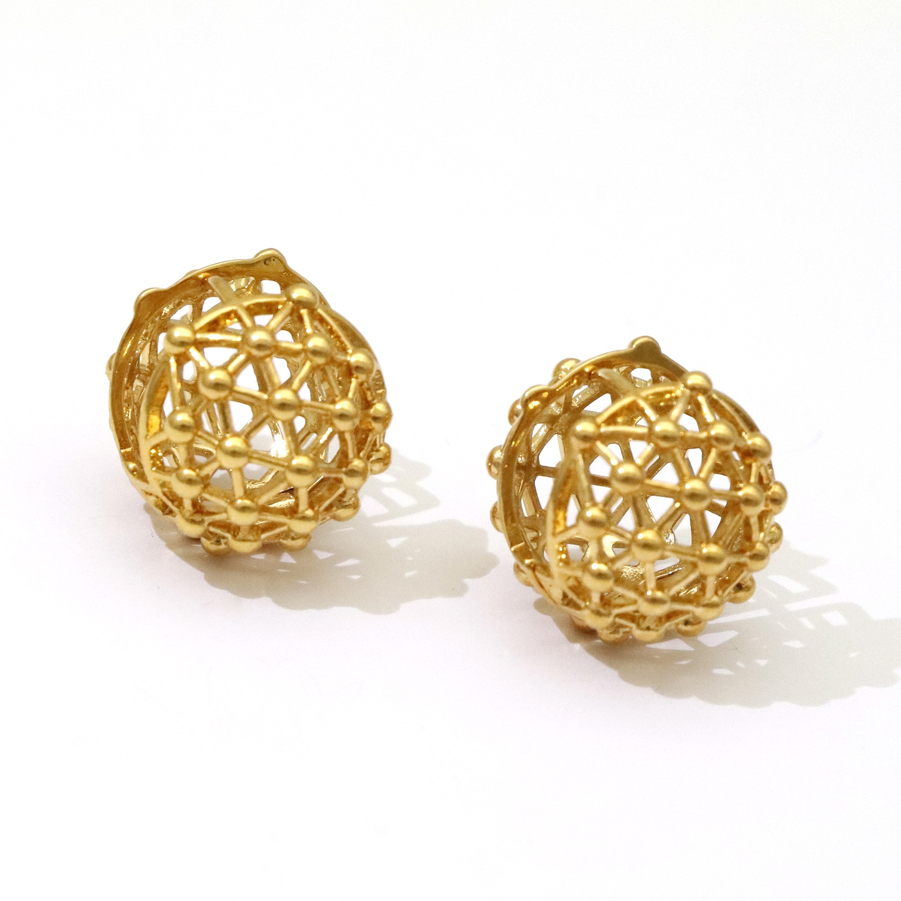 European And American Style Copper-plated Hollow Earrings Light Luxury Fashion European And American High-woven Geometric Ball Earrings For Women