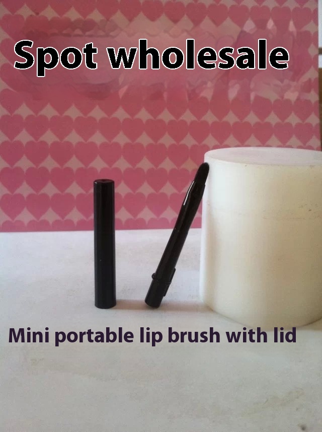 Lip Gloss Brush Eyeliner Brush Portable Covered Lip Brush Makeup Brush Beauty Tool