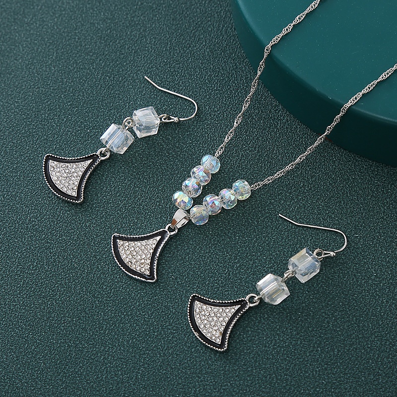 European And American Retro Geometric Light Luxury High-end Temperament Cold Style Necklace Earrings Set Decorations Girls Gift