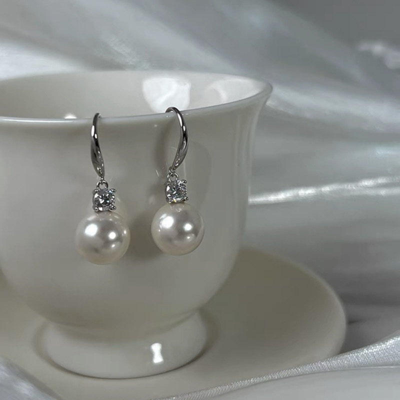 Strong Light Round High-grade Pearl Ear Hooks Classic All-match French Light Luxury Earrings Simple Zircon Pearl Earrings