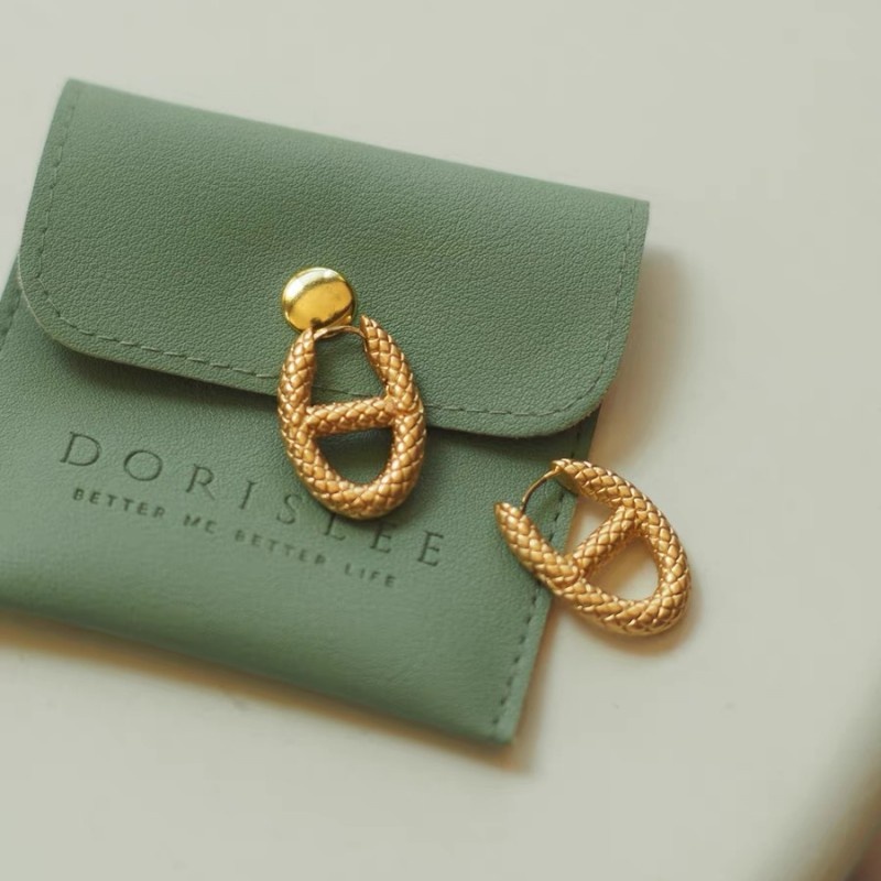 Metal Style Snake Pattern Pig Nose Earrings Light Luxury Niche Design High-end Vintage Earrings Commuter Earrings