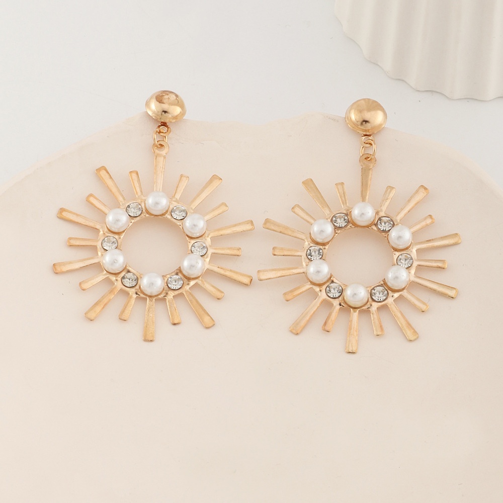EZ4145 European And American Exaggerated Atmospheric Female Earrings Sunflower Alloy Inlaid With Diamonds And Pearls Retro Temperament Earrings