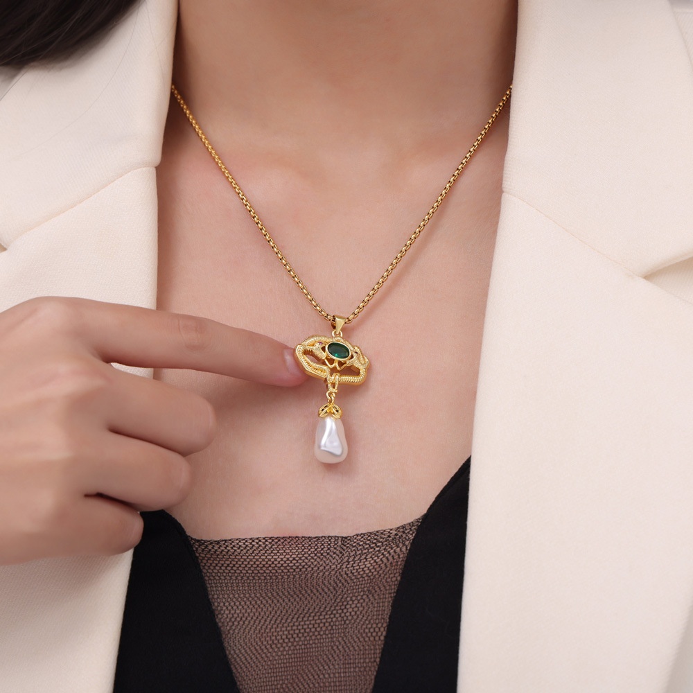 Hot-selling Niche Personality Diamond-studded Double-headed Snake Design Freshwater Pearl Pendant Copper Material Gold-plated Necklace