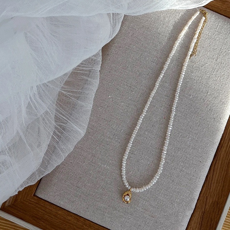 Style Irregular Baroque Freshwater Pearl Necklace Niche Fashion Retro Gold Bean Pendant Small Clavicle Chain