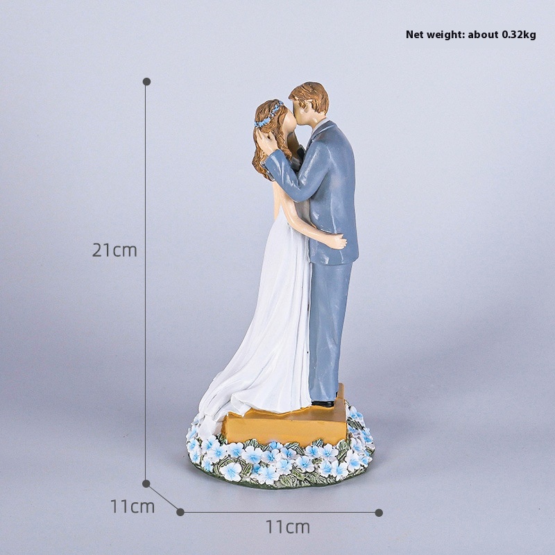 Imitation Wood Carving Figure Resin Crafts Wedding Gift American Couple Wedding Cake Living Room Desktop Wine Cabinet Ornaments