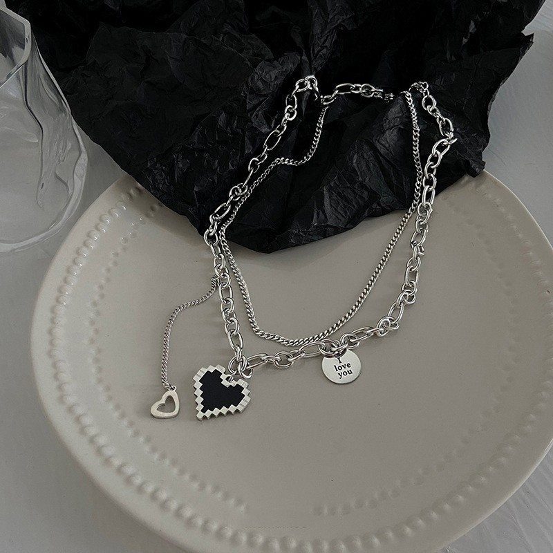 Hip-Hop Multi-Layer Necklace–Exclusive Design With AHeart-Shaped Resin-Coated Titanium Steel Pendant.